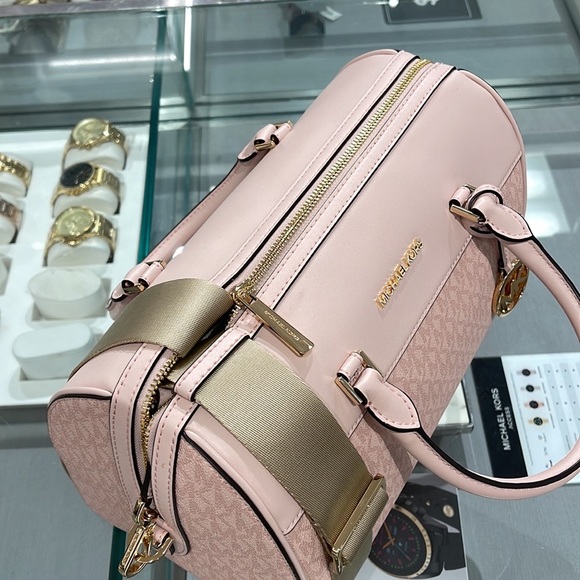 Michael Kors med Duffel Travel - Leather/Coated
Light Powder Blush
MD DUFFLE
NWT - Picture 15 of 16